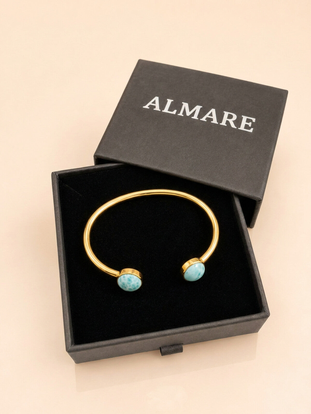Round larimar bracelet, in the black Almare gift box